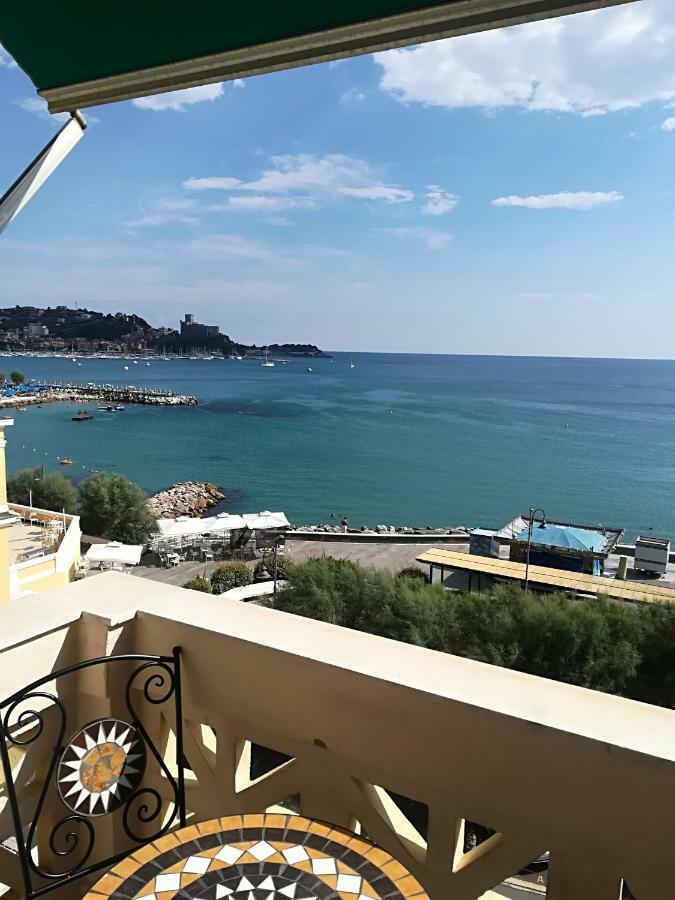 Il Faro Dei Poeti Lägenhet Lerici Exteriör bild