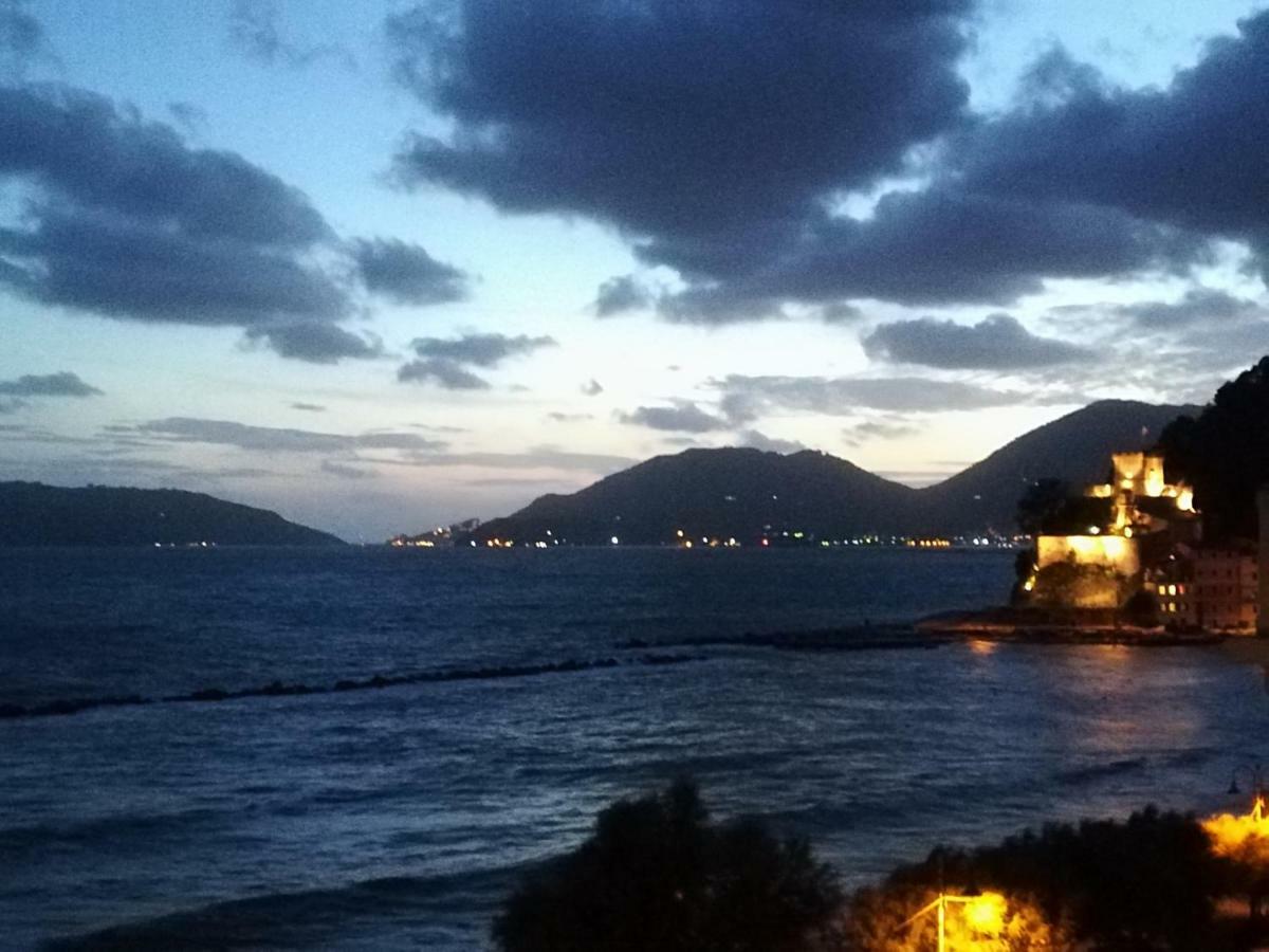 Il Faro Dei Poeti Lägenhet Lerici Exteriör bild