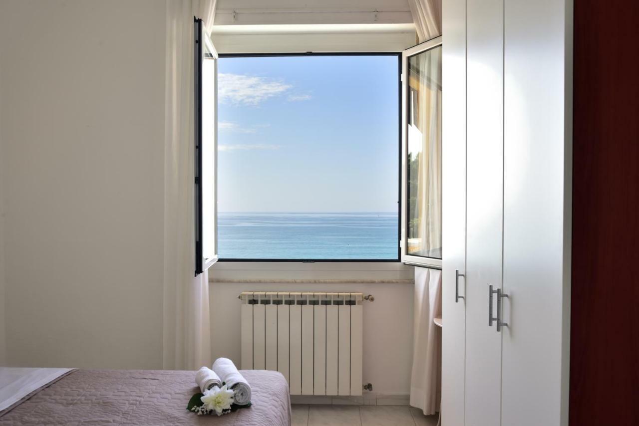 Il Faro Dei Poeti Lägenhet Lerici Exteriör bild