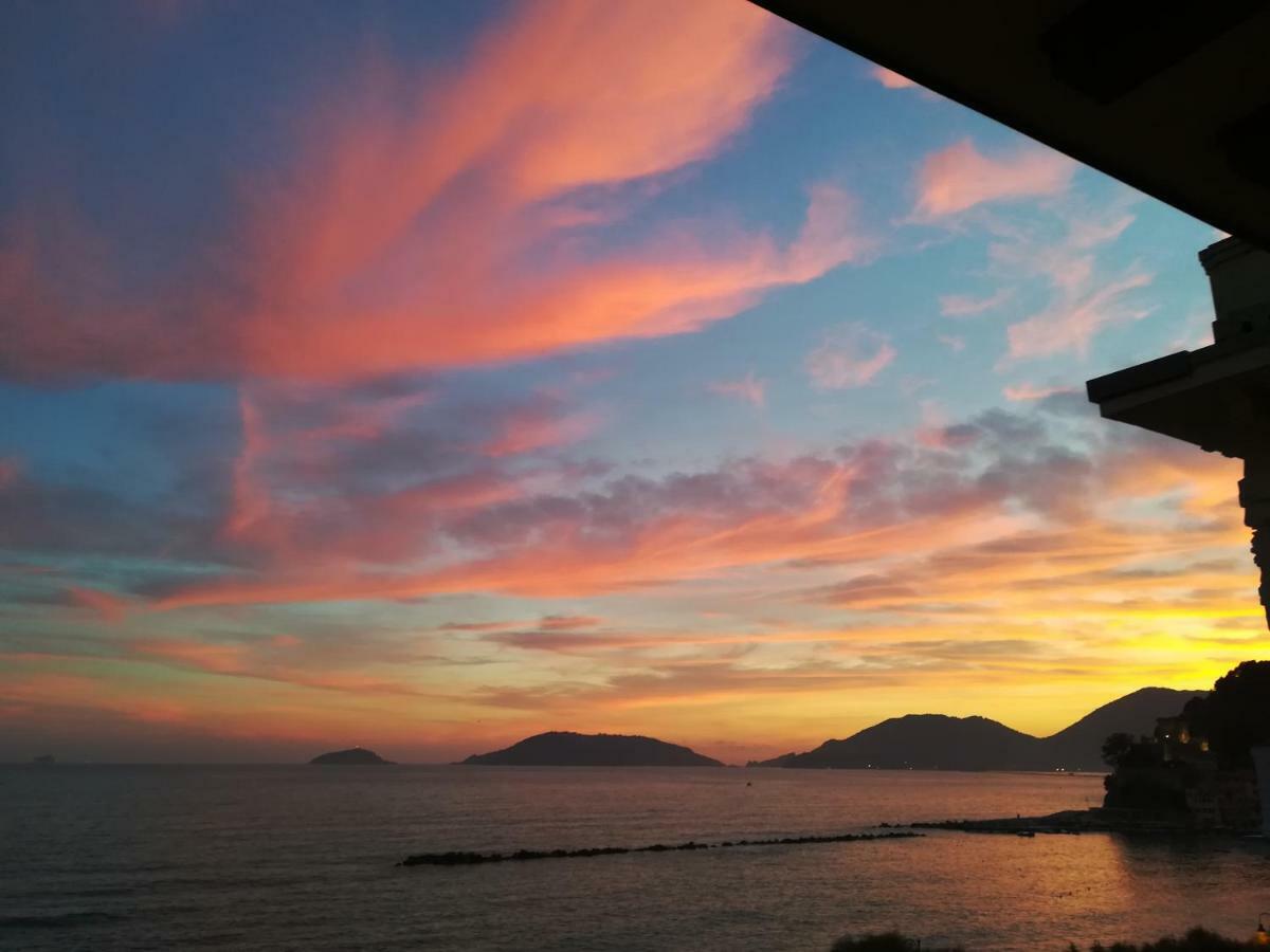 Il Faro Dei Poeti Lägenhet Lerici Exteriör bild