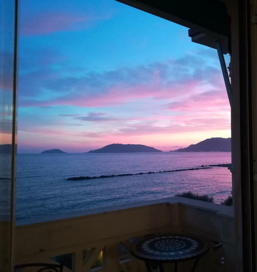 Il Faro Dei Poeti Lägenhet Lerici Exteriör bild